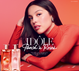 Olivia Rodrigo con le bottiglie di profumo Idôle