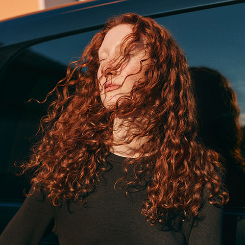 Modella con capelli rossi e ricci